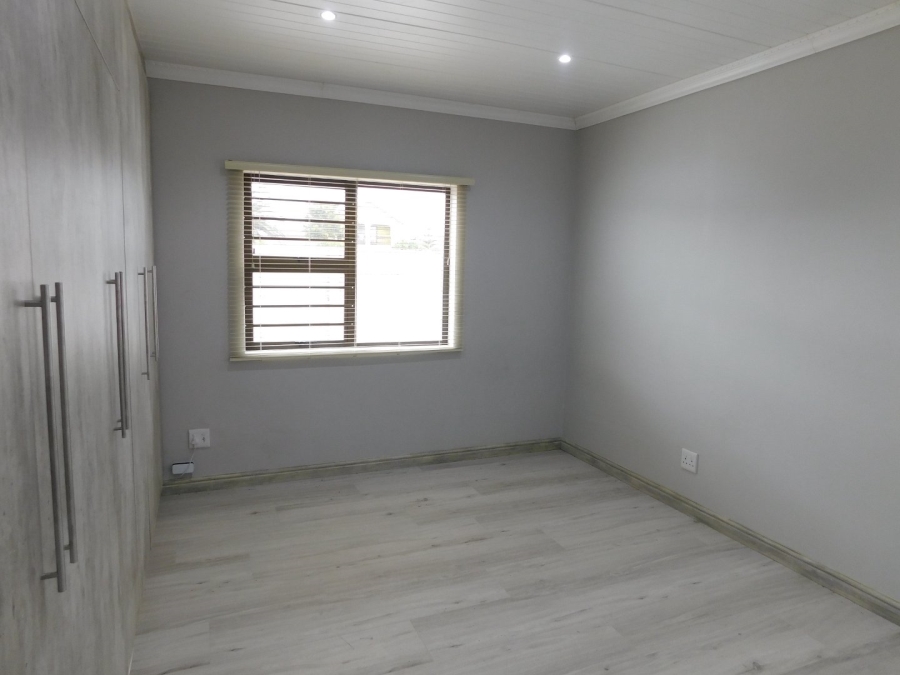 To Let 3 Bedroom Property for Rent in Gustrouw Western Cape